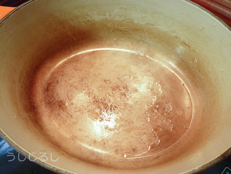 リンゴの皮で煮た鍋
