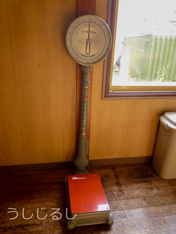 鯉川温泉　レトロ体重計