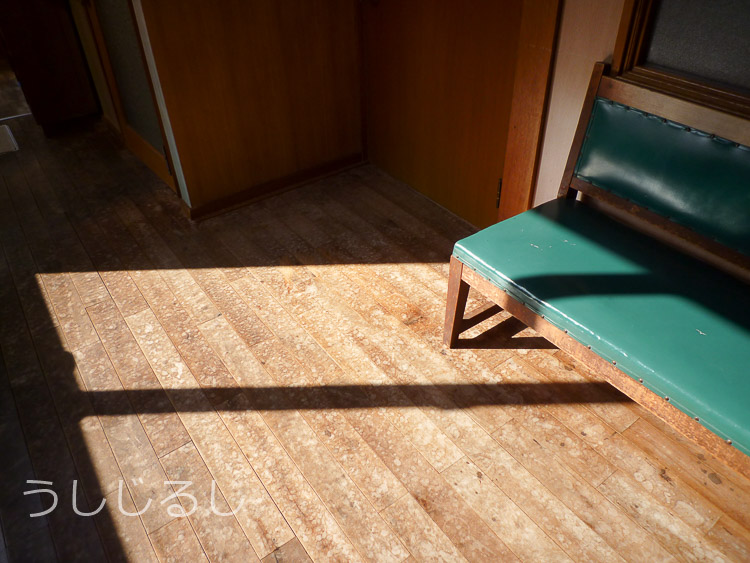 鯉川温泉　レトロ椅子